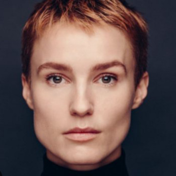 Amanda Collin als Julie, gesprochen von Diana Gantner