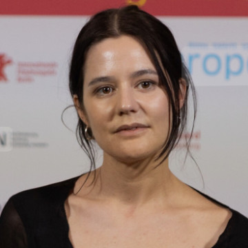 Asta Kamma August als Vera, gesprochen von Diana Gantner